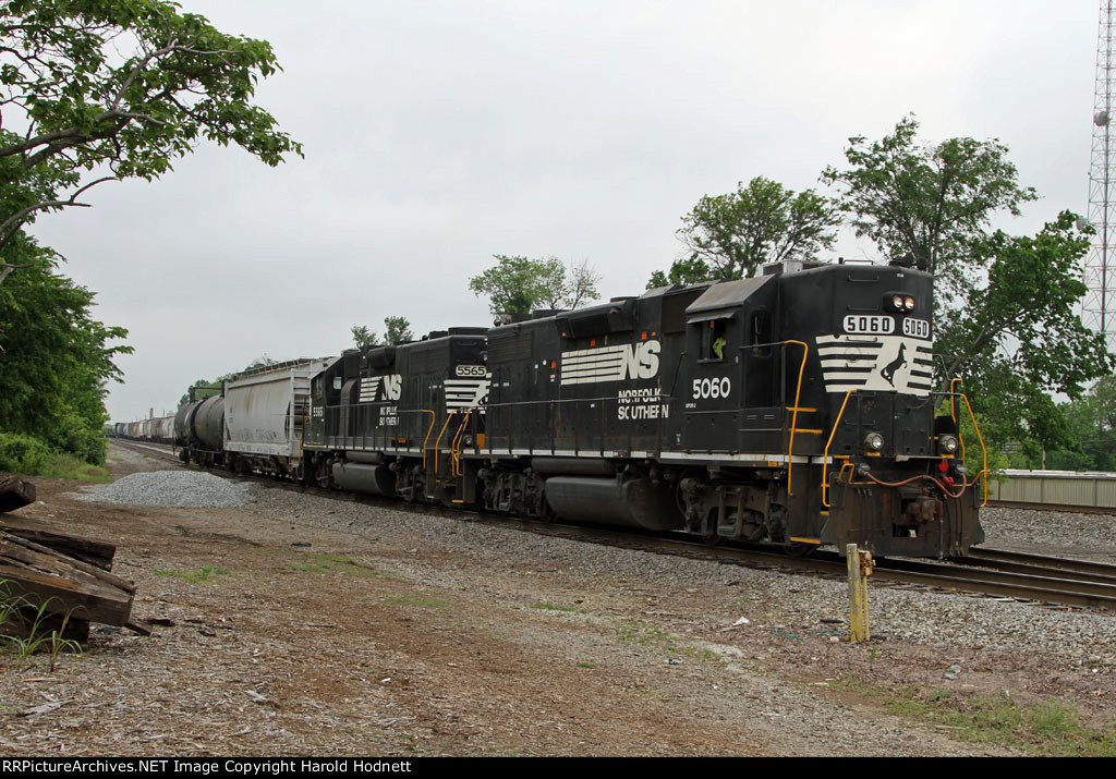 NS 5060 & 5565 lead train PP05 down the yard lead towards Elm